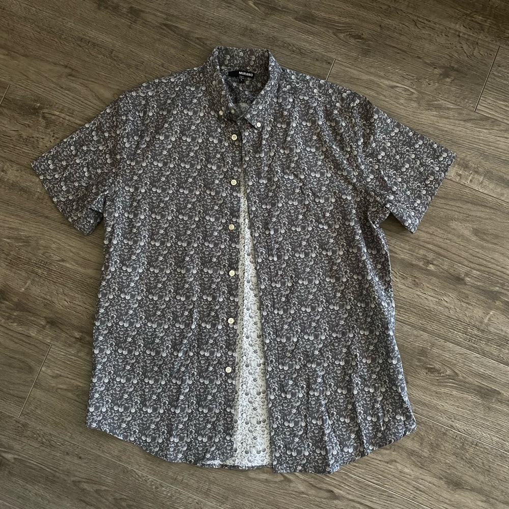 NWOT Murano Gray & White Paisley Short Sleeve